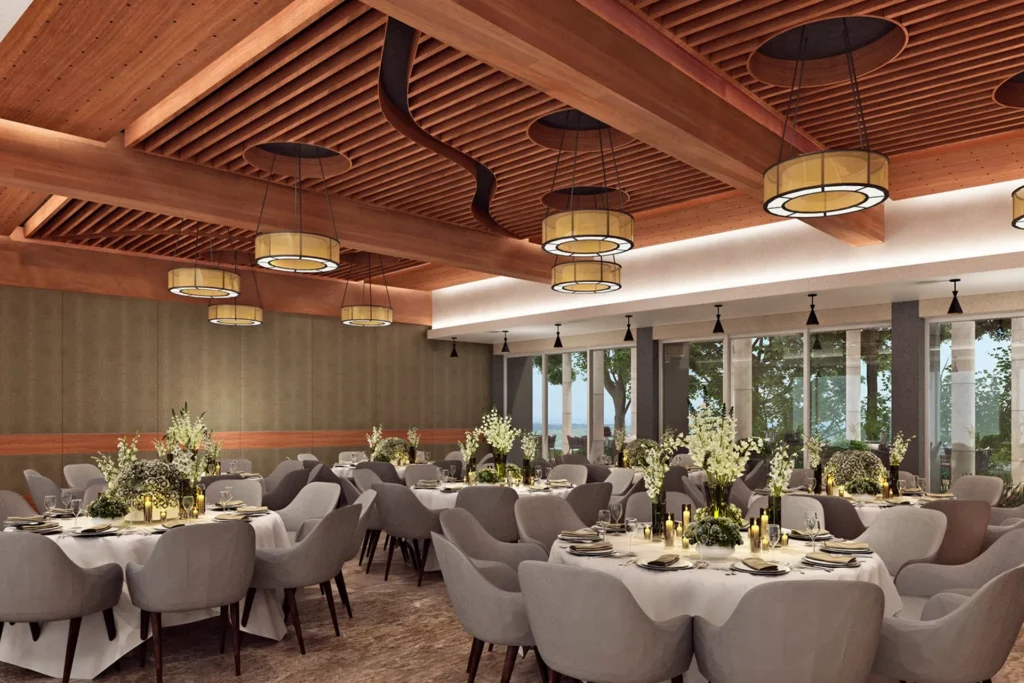 Interiorismo para hoteles: Salón de banquetes con diseño de techo acústico en madera e iluminación colgante creando ambiente cálido