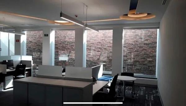 Espacio de trabajo moderno con ventanales y mobiliario funcional diseñado por arquitectos en Tijuana Baja California top