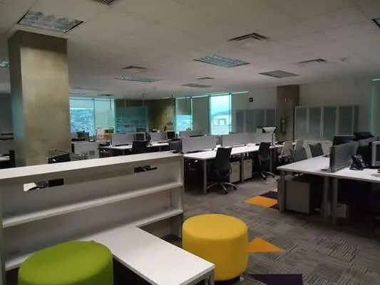 Área de trabajo colaborativo con estaciones modernas diseñadas por talentosos arquitectos en Saltillo Coahuila líderes