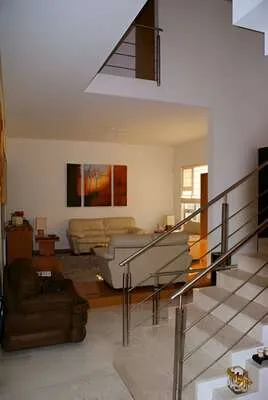 Escalera de mármol con barandal de acero inoxidable en una casa diseñada por un reconocido arquitecto en Monterrey