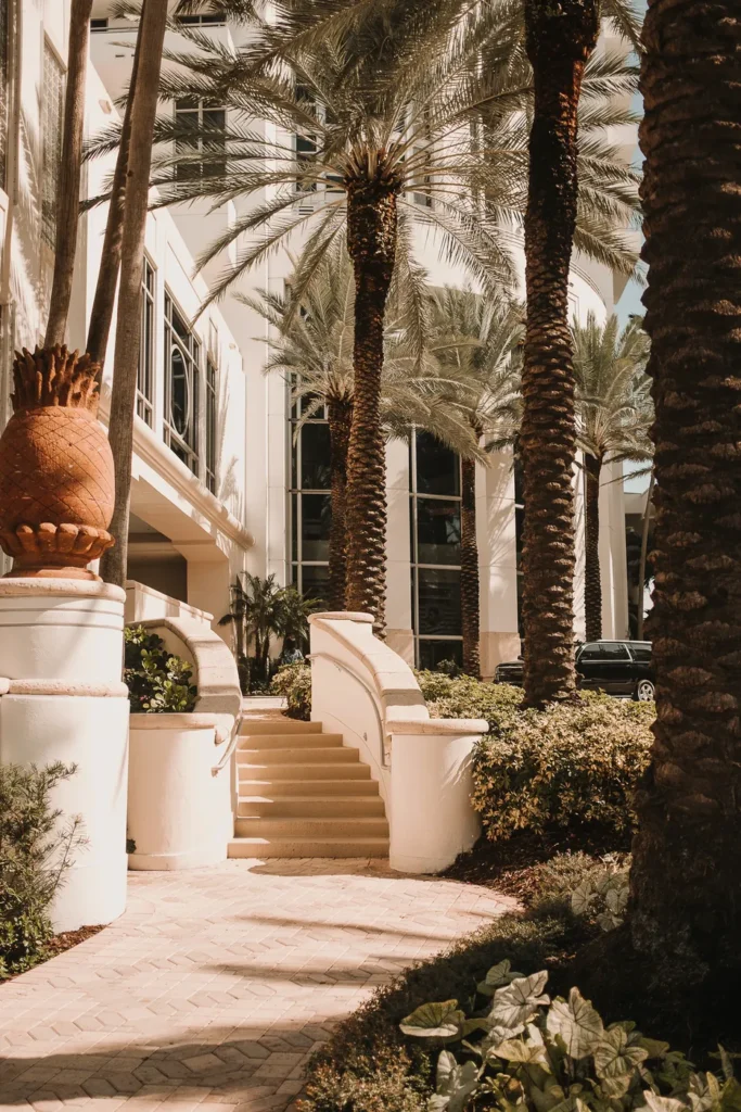 Vista de arquitectura en Cancún, Quintana Roo en un complejo turístico con fachadas claras y vegetación exuberante.