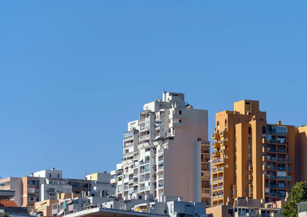 Perspectiva de edificios modernos con arquitectura en Saltillo Coahuila bajo un cielo despejado en zona residencial