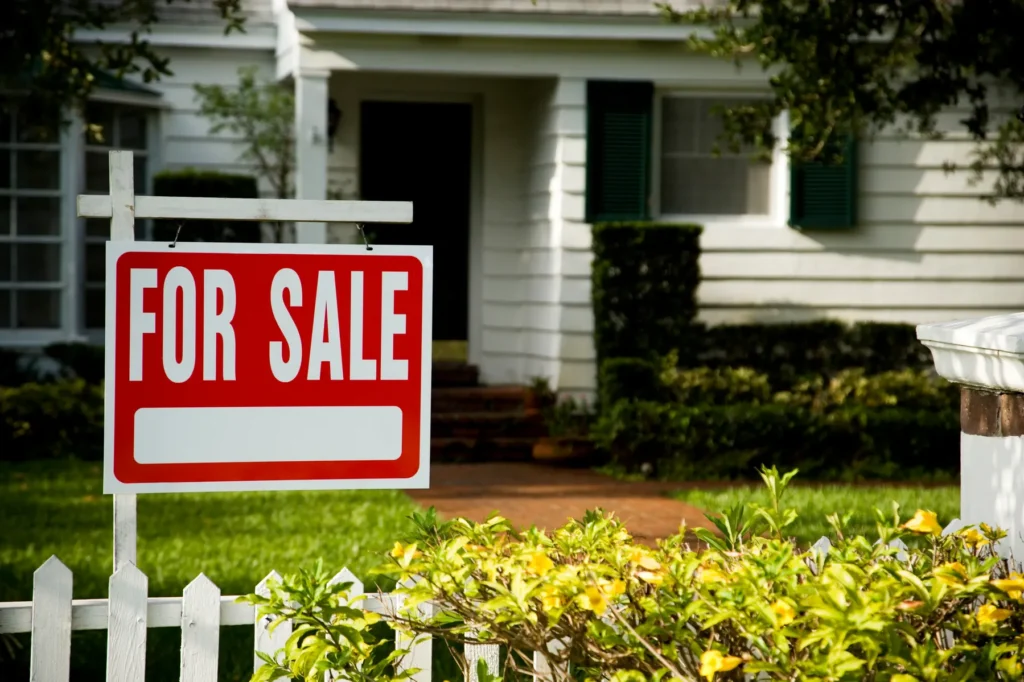 Letrero de venta frente a una propiedad lista para entrega para definir si es mejor construir o comprar casa.