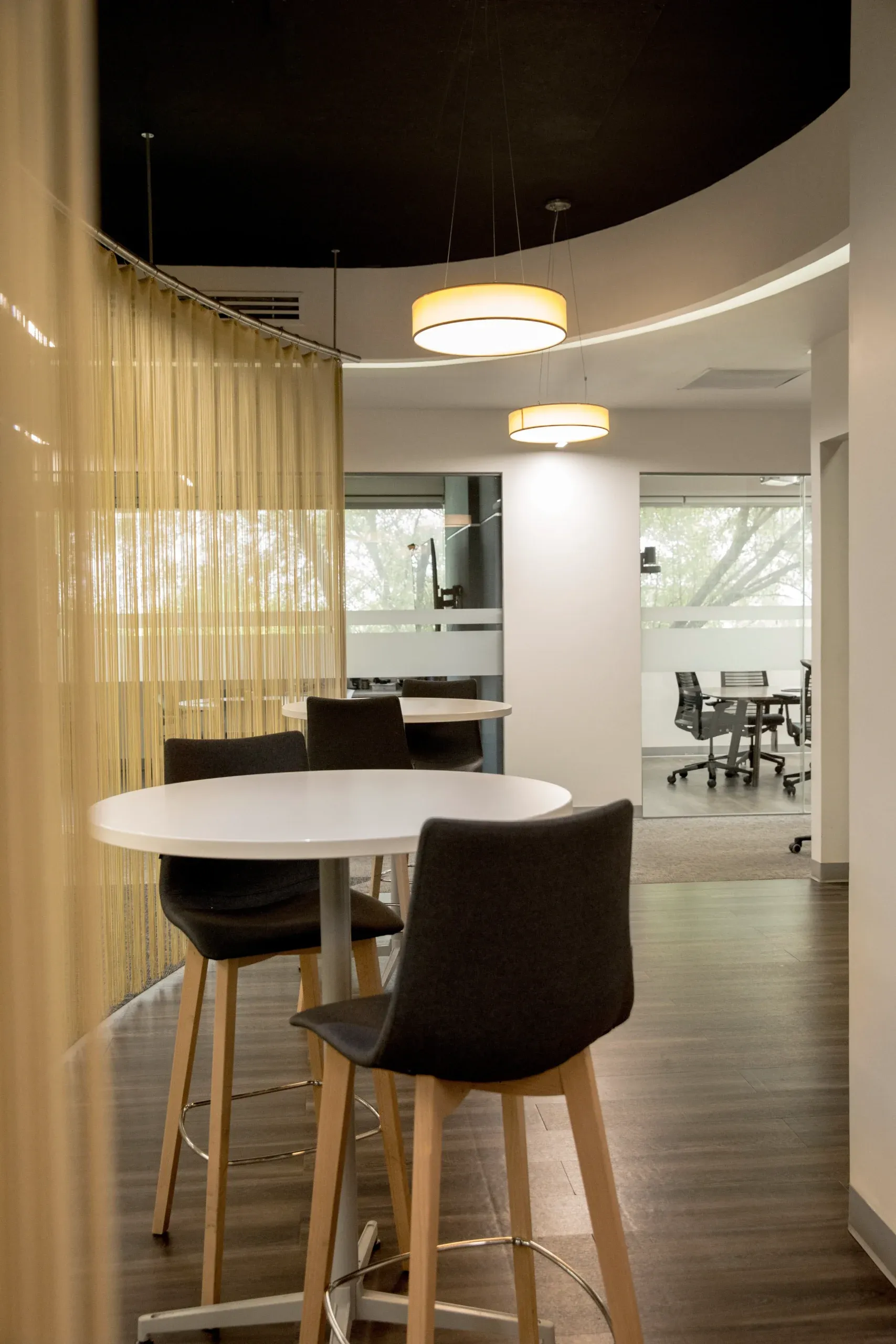 Área de colaboración en oficinas modernas diseñadas por una constructora de oficinas.