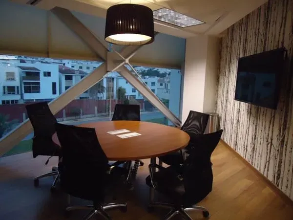 Sala de juntas moderna creada por una constructora de oficinas experta.