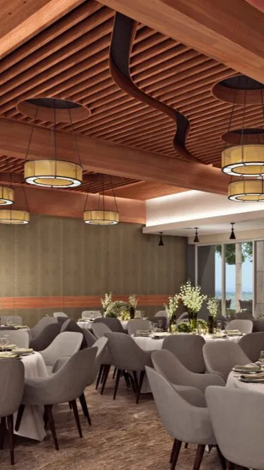 Salón de eventos con techo de madera calada y lámparas colgantes circulares de un despacho de arquitectos.