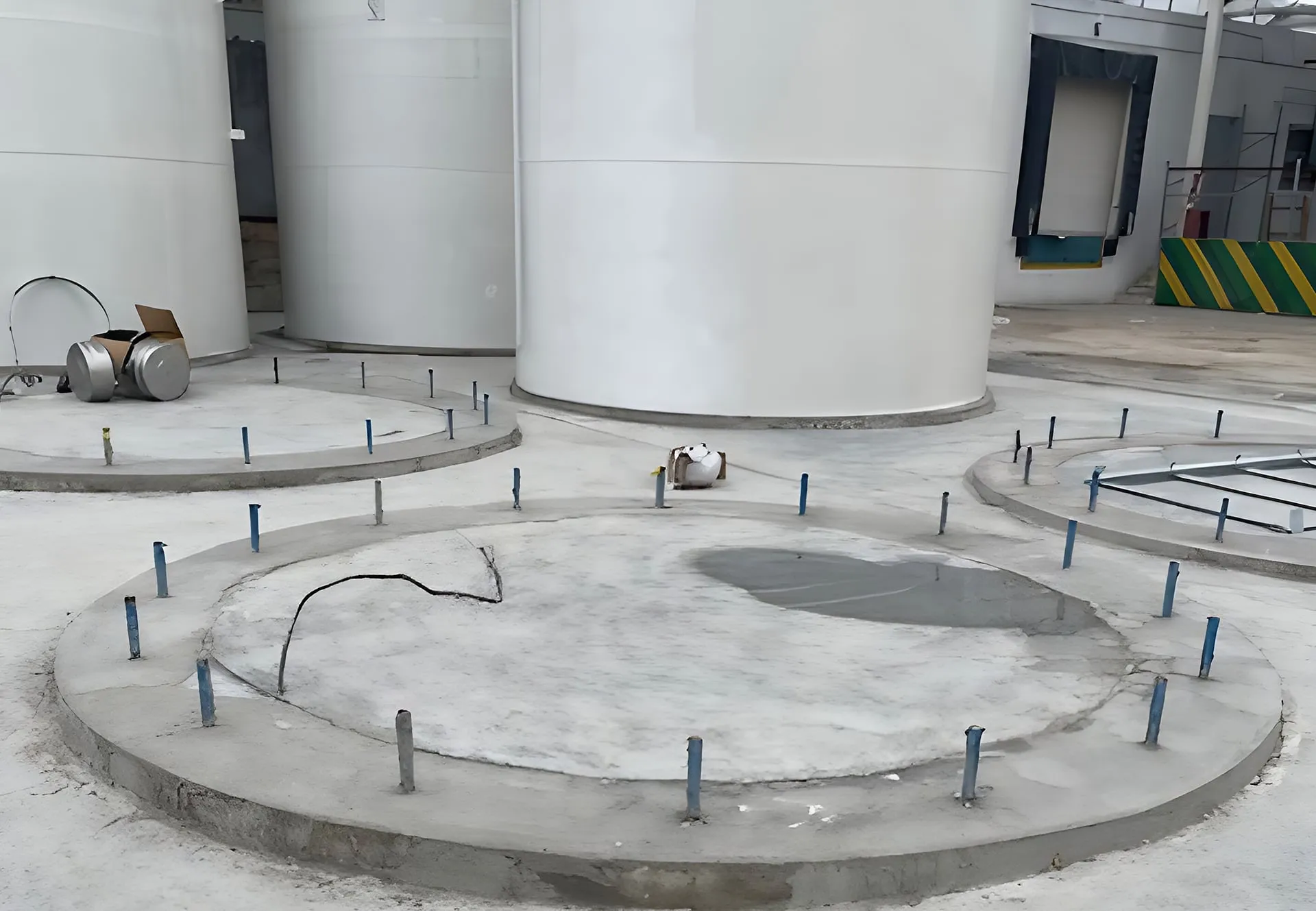 Cimentaciones circulares terminadas con anclajes para silos, un proyecto de un despacho de arquitectos.