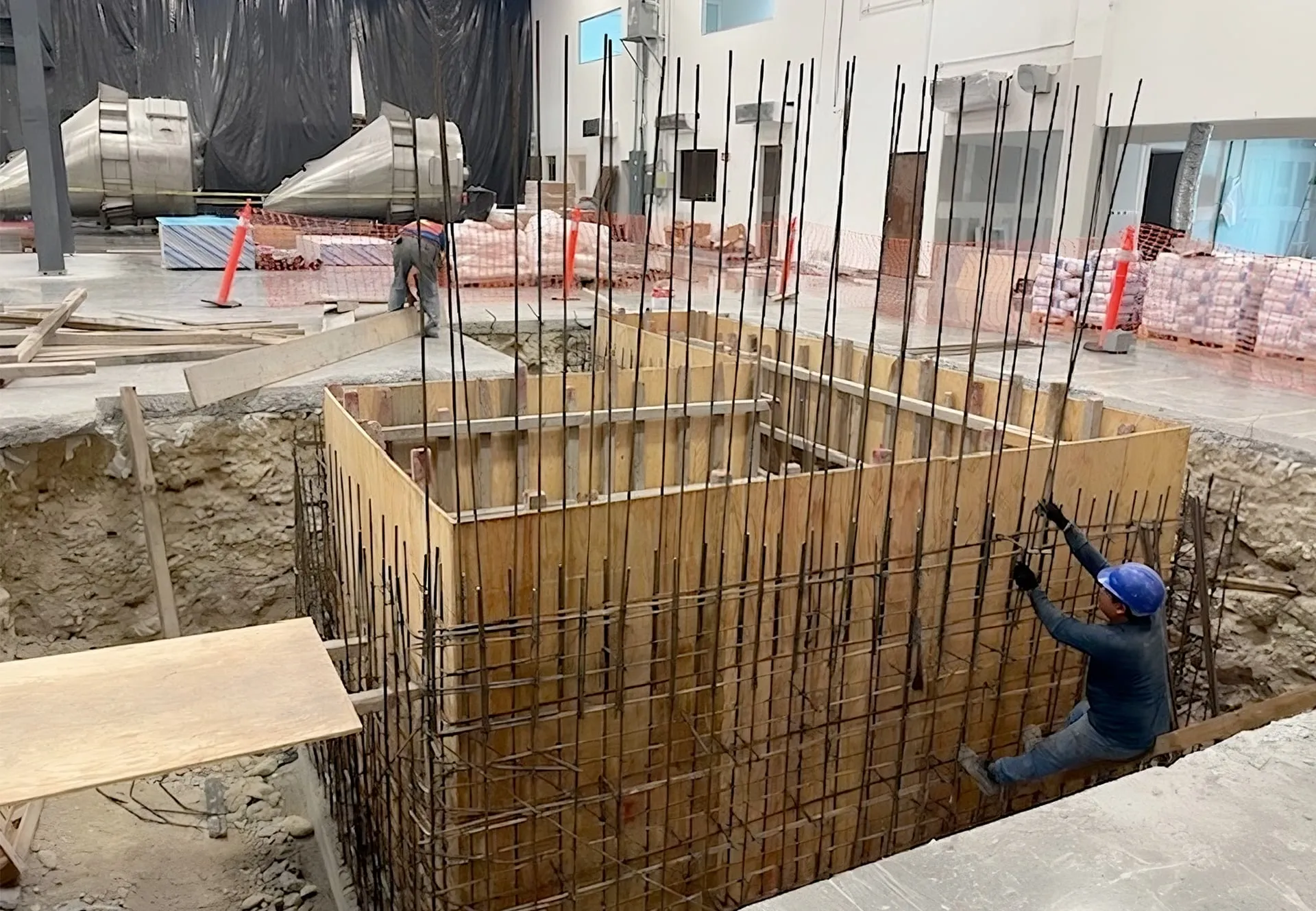 Compactación del terreno en una fosa industrial, siguiendo el diseño técnico de un despacho de arquitectos.