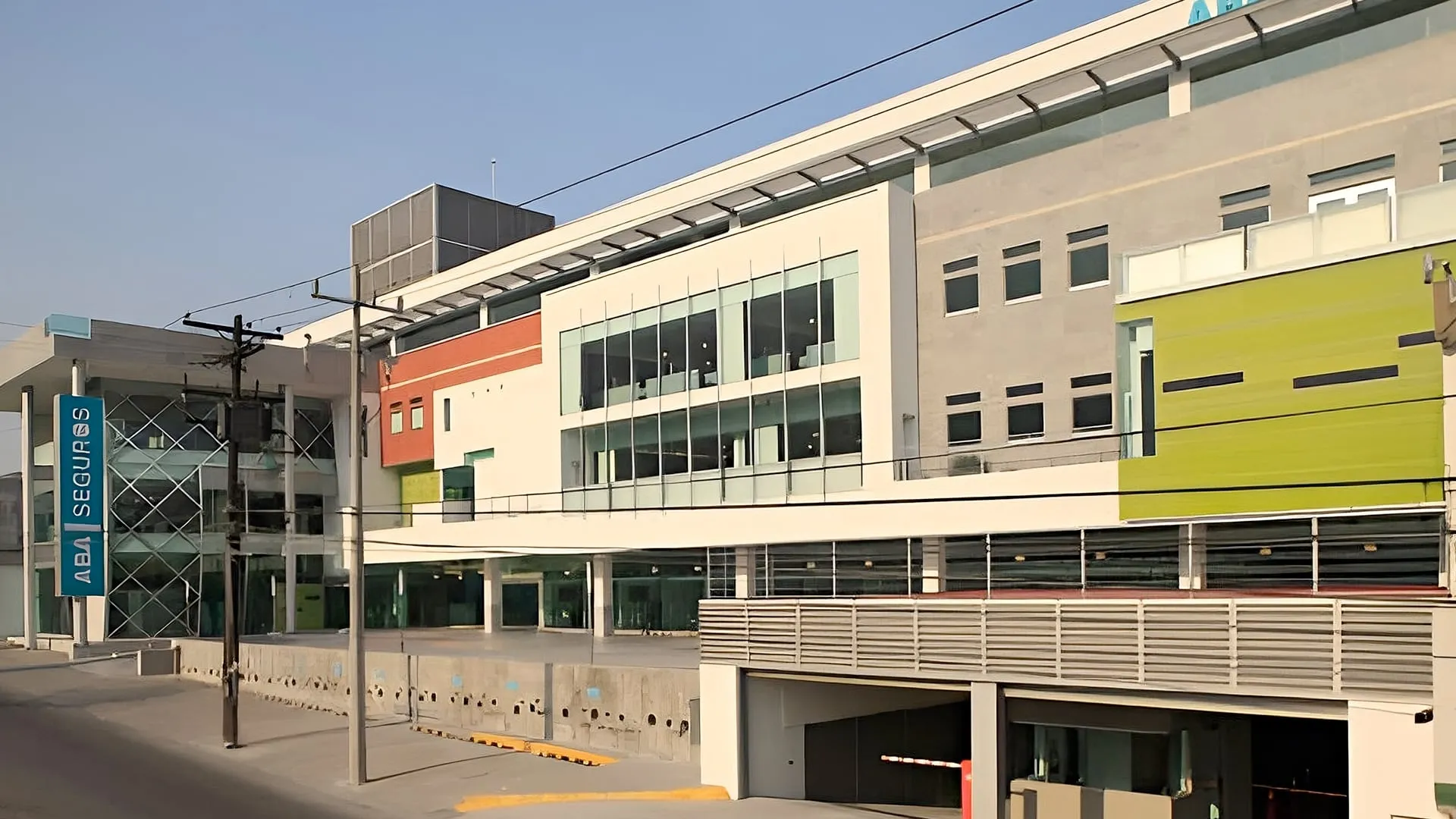Fachada moderna de un edificio de oficinas corporativas diseñado por un despacho de arquitectos, con paneles de colores.