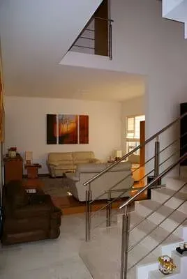 Escalera de mármol con barandal de acero inoxidable en una casa diseñada por un reconocido arquitecto en Monterrey